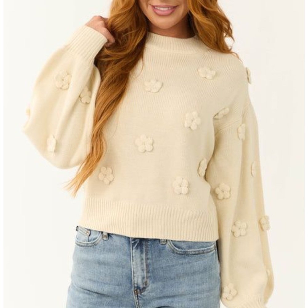 New Cream Knit Floral Applique
Sweater new